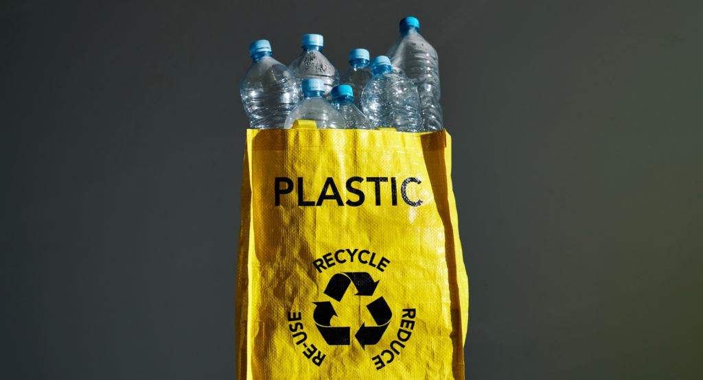 Busta riutilizzabile con dentro delle bottiglie di plastica